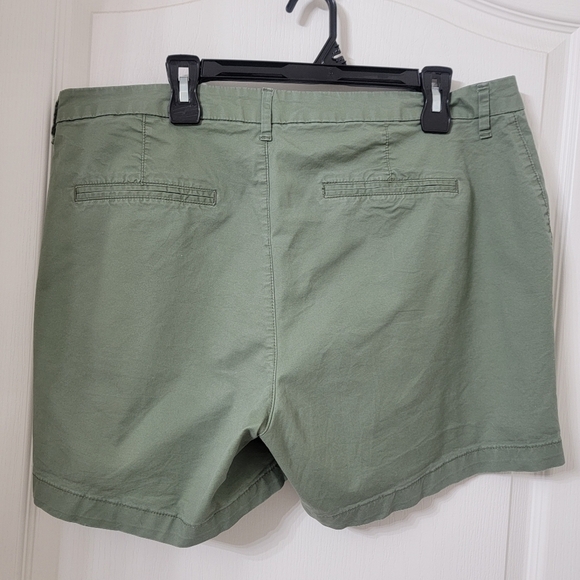 Old Navy Size 16 Olive / Army Green Everyday Short, 5" Inseam, Exc. Used Cond. - Picture 2 of 10
